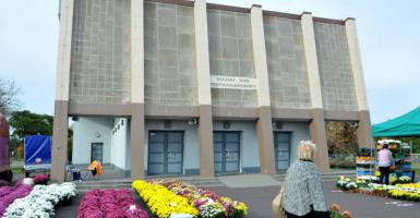 Na zdjęciu: sprzedawcy handlujący żywymi kwiatami przed cmentarzami