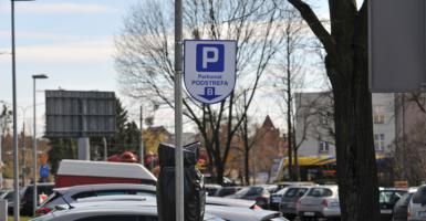  Na zdjęciu parking samochodowy ze znakiem informacyjnym pionowym Parkomat Podstrefa B