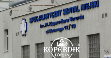 Zdjęcie przedstawia Szpital Miejski w Toruniu wraz z logotypem Kopernik Toruń