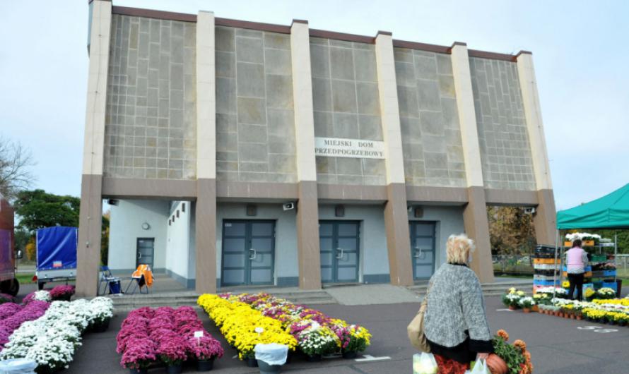 Na zdjęciu: sprzedawcy handlujący żywymi kwiatami przed cmentarzami