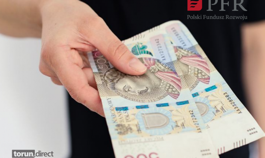 Zdjęcie przedstawia osobę trzymającą dwa banknoty 500 zł i logotyp PFR