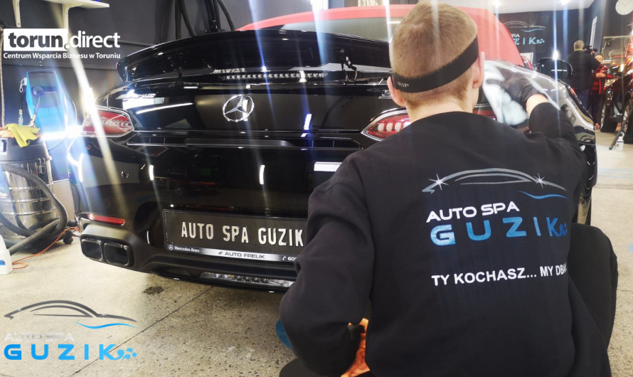 Na zdjęciu pracownik Auto Spa Guzik podczas pracy w salonie 