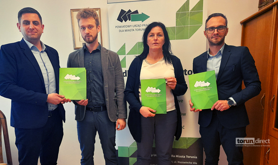 Na zdjęciu od lewej: Łukasz Kaźmierczak, Adrian Drzycimski - Instytut Wspierania Nowych Technologii, Violetta Weroniecka Powiatowy Urząd Pracy dla Miasta Torunia, Łukasz Szarszewski – Centrum Wsparcia Biznesu w Toruniu