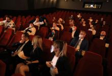 Goście zaproszeni na gale rozdania certyfikatów Made in Toruń siedzący w wyznaczonych miejscach w sali kinowej, gdzie odbywało się wydarzenie
