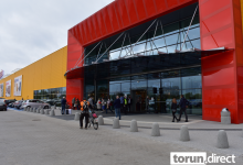 Wejście do salonu Agata w Toruniu przy ulicy Olsztyńskiej w dniu otwarcia