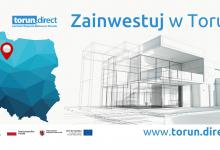 Projekt billboardu promujący potencjał gospodarczy Miasta Torunia w ramach projektu Invest in BiT CITY 2 . Po lewej stronie znajduje kontur mapy Polski z zaznaczoną lokalizacją Torunia. Po prawej widoczny jest rysunek przedstawiający naszkicowany budynek, a nad nim hasło "Zainwestuj w Toruniu!". Z lewym górnym i lewym dolnym znajdują się logotypy instytucji zaangażowanych w projekt. W prawym dolnym rogu widoczny jest adres strony internetowej www.torun.direct. 