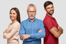<a href="https://pl.freepik.com/darmowe-zdjecie/pewni-siebie-szczesliwi-partnerzy-biznesowi-stoja-z-tylu_13761386.htm#query=family%20business&position=1&from_view=search&track=sph">Obraz autorstwa wayhomestudio</a> na Freepik